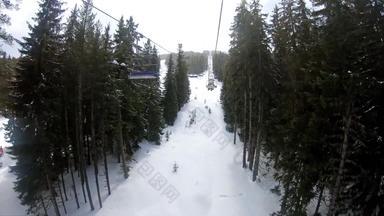 滑雪电梯观点松森林区域日出运输发生单板滑<strong>雪山</strong>滑<strong>雪山</strong>坡上冬天度假胜地